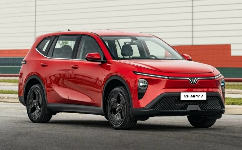 VF MPV 7 tiếp tục trung thành với ngôn ngữ thiết kế quen thuộc của Limo Green.