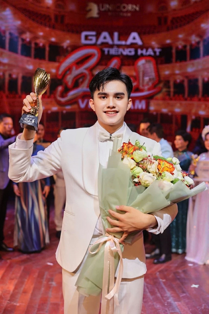Trần Mạnh Hùng trở thành Quán quân Tiếng hát Bolero Việt Nam 2025