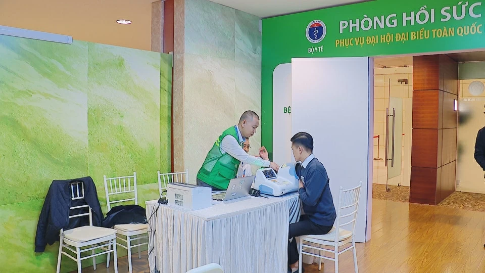 Phòng cấp cứu y tế với nhiều trang thiết bị hiện đại phục vụ tại khu vực Đại hội XIV