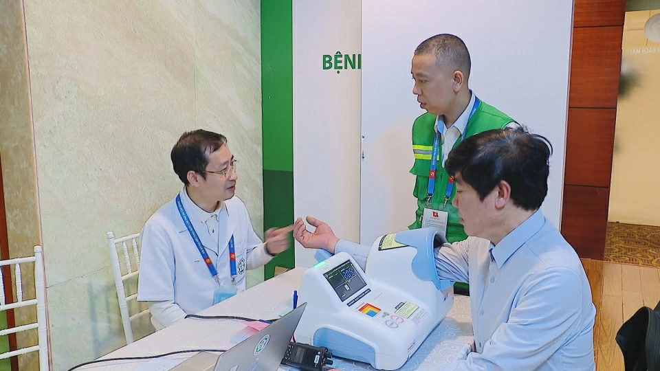 Phòng cấp cứu y tế với nhiều trang thiết bị hiện đại phục vụ tại khu vực Đại hội XIV Phòng cấp cứu y tế với nhiều trang thiết bị hiện đại phục vụ tại khu vực Đại hội XIV