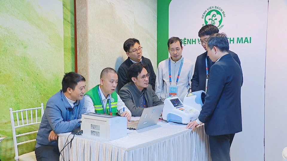 Phòng cấp cứu y tế với nhiều trang thiết bị hiện đại phục vụ tại khu vực Đại hội XIV