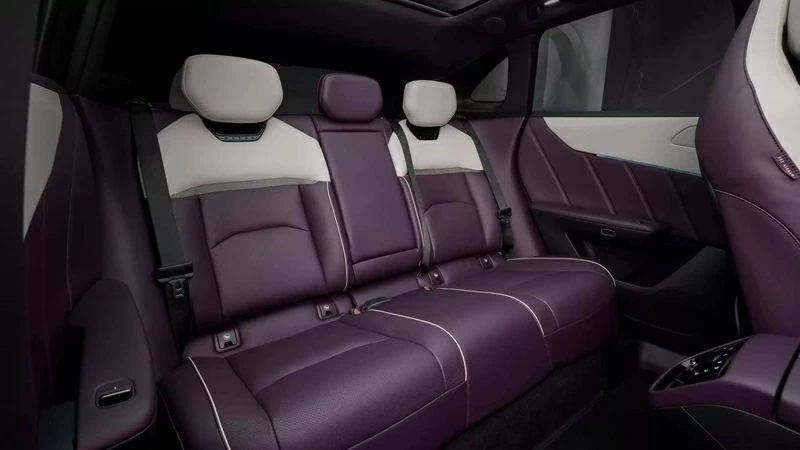 Hàng ghế sau của Mazda CX-6e. Hàng ghế sau của Mazda CX-6e.