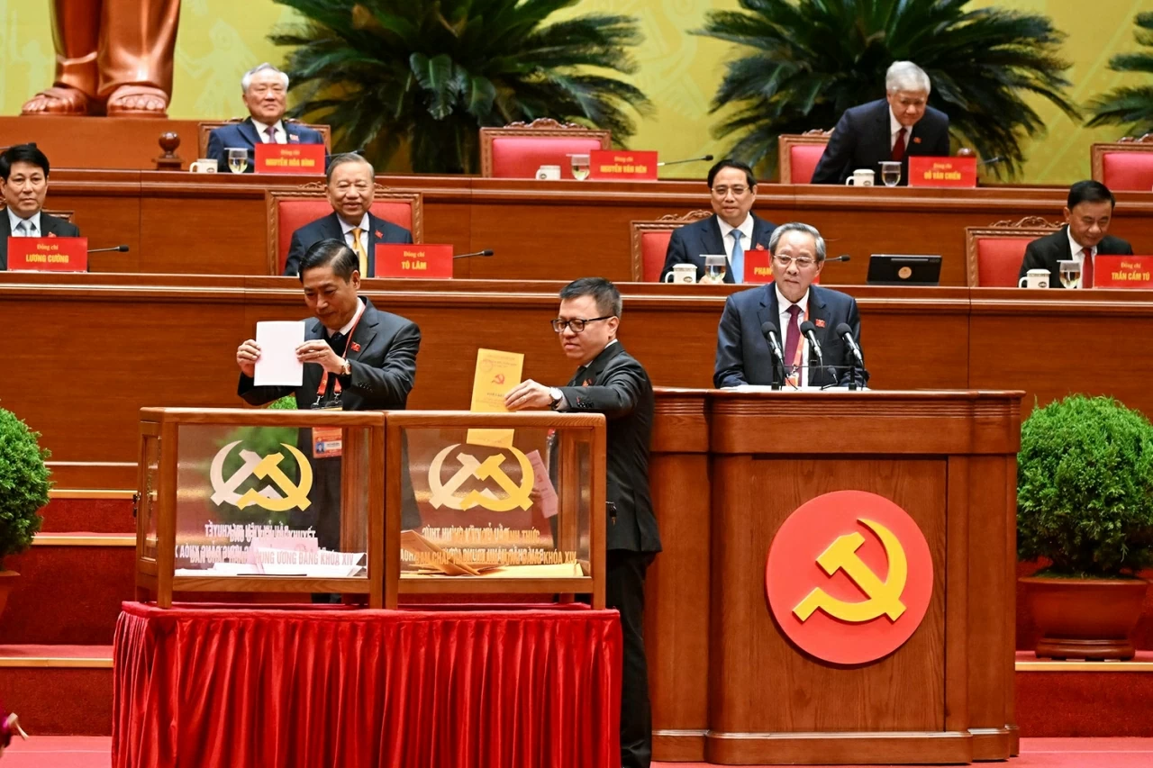 Hình ảnh bỏ phiếu Bầu Ban Chấp hành Trung ương Đảng khóa XIV