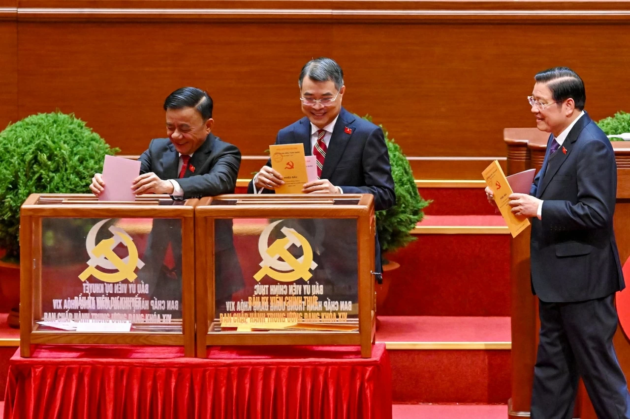 Hình ảnh bỏ phiếu Bầu Ban Chấp hành Trung ương Đảng khóa XIV