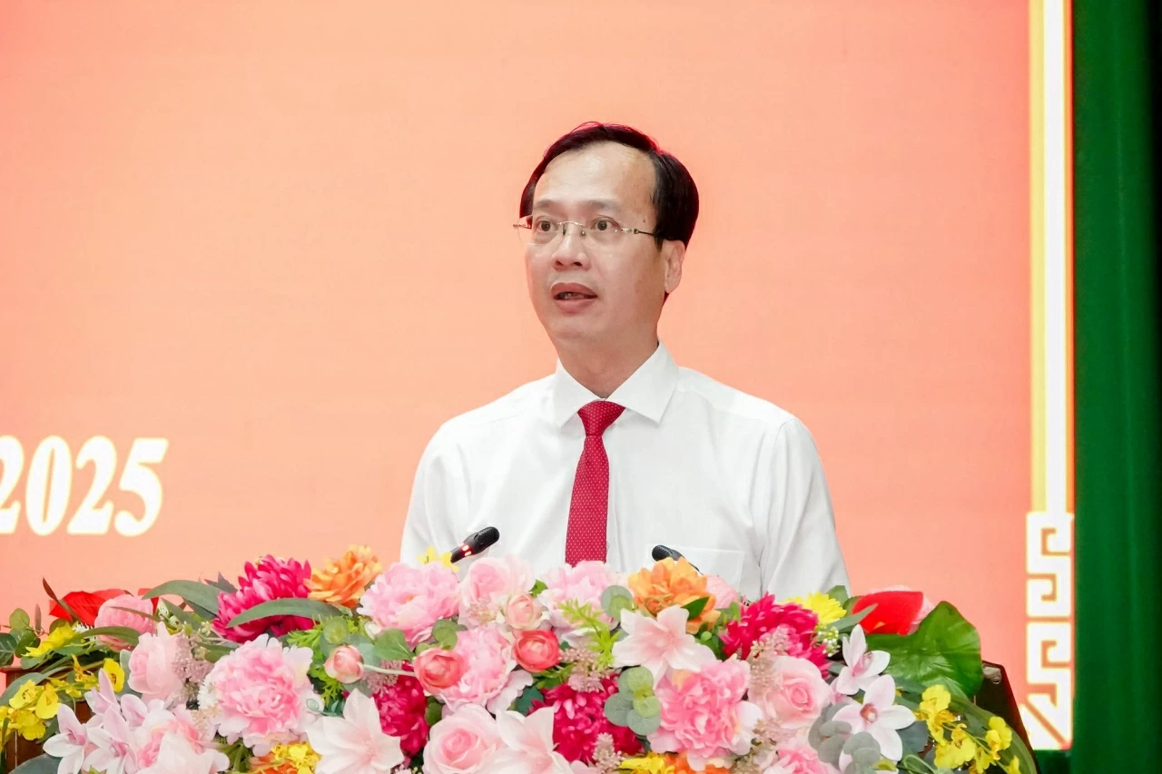 Tập trung thực hiện ba khâu đột phá chiến lược, đưa Vĩnh Long phát triển nhanh và bền vững Tập trung thực hiện ba khâu đột phá chiến lược, đưa Vĩnh Long phát triển nhanh và bền vững