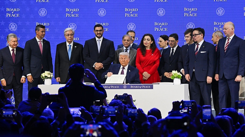 Phó Thủ tướng Chính phủ Bùi Thanh Sơn tham dự Lễ ký Hiến chương Hội đồng Hòa bình về chấm dứt xung đột tại Dải Gaza