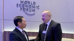 Phó Thủ tướng Bùi Thanh Sơn tiếp xúc các bên bên lề Lễ ký Hiến chương Hội đồng Hòa bình về chấm dứt xung đột tại Dải Gaza