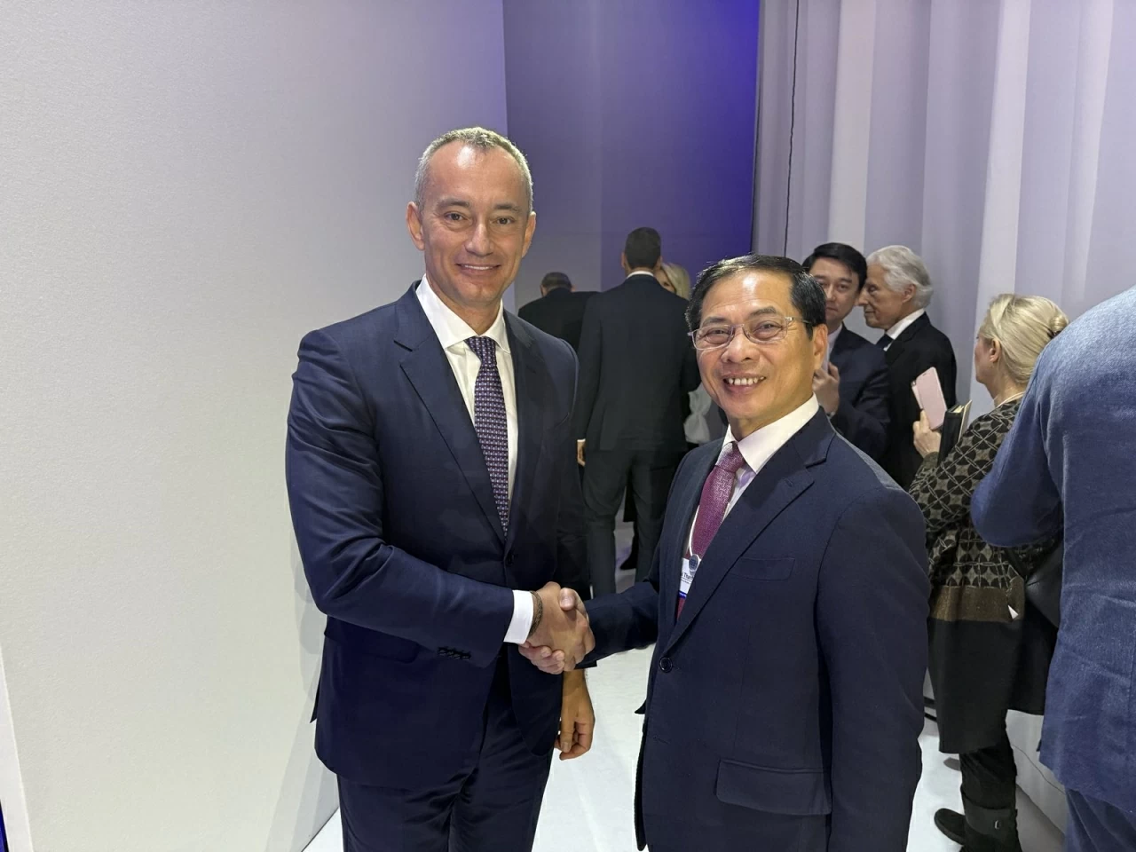 Hình ảnh Phó Thủ tướng Bùi Thanh Sơn tiếp xúc bên lề Lễ ký Hiến chương Hội đồng Hòa bình về chấm dứt xung đột tại Dải Gaza