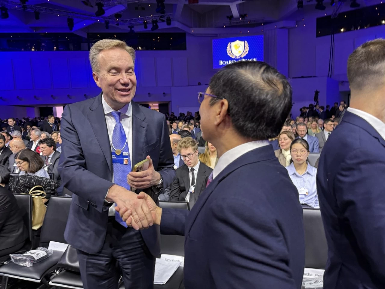 Hình ảnh Phó Thủ tướng Bùi Thanh Sơn tiếp xúc bên lề Lễ ký Hiến chương Hội đồng Hòa bình về chấm dứt xung đột tại Dải Gaza