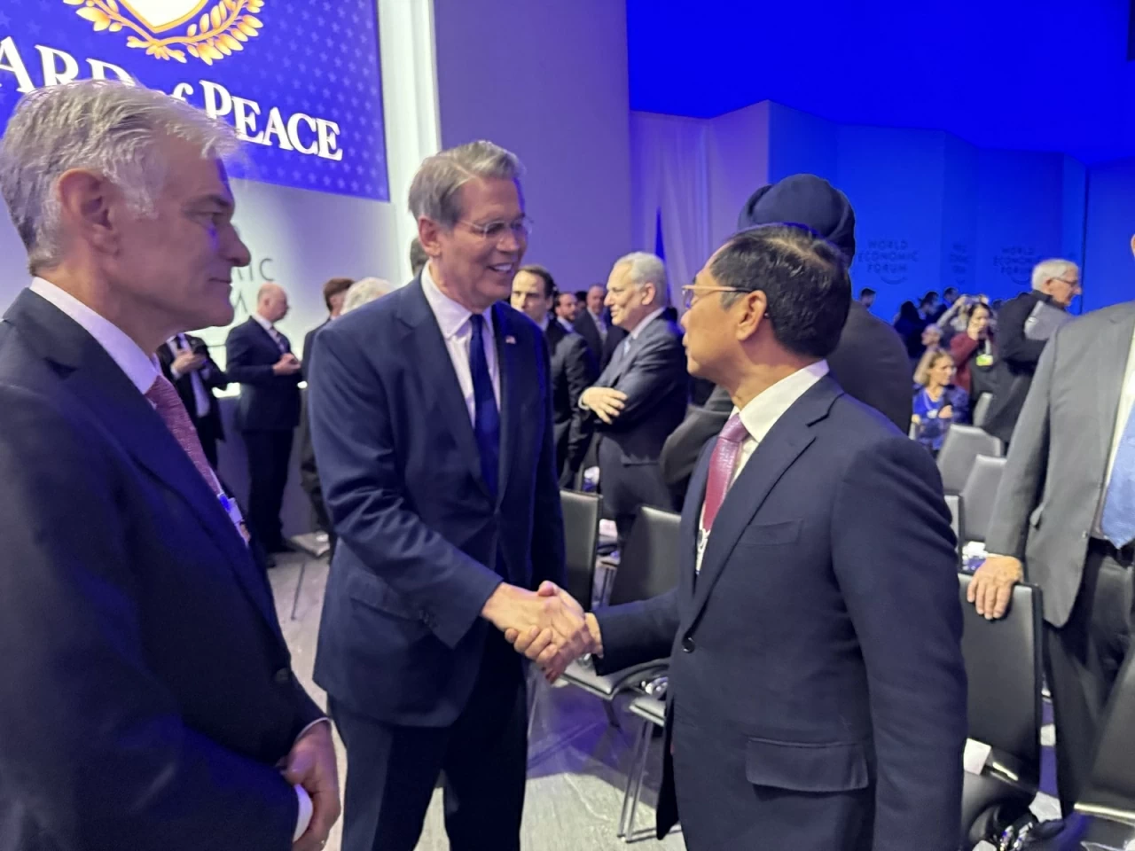 Hình ảnh Phó Thủ tướng Bùi Thanh Sơn tiếp xúc bên lề Lễ ký Hiến chương Hội đồng Hòa bình về chấm dứt xung đột tại Dải Gaza