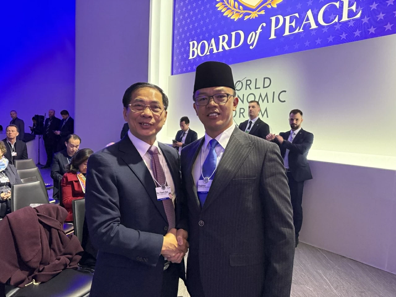 Hình ảnh Phó Thủ tướng Bùi Thanh Sơn tiếp xúc bên lề Lễ ký Hiến chương Hội đồng Hòa bình về chấm dứt xung đột tại Dải Gaza Hình ảnh Phó Thủ tướng Bùi Thanh Sơn tiếp xúc bên lề Lễ ký Hiến chương Hội đồng Hòa bình về chấm dứt xung đột tại Dải Gaza