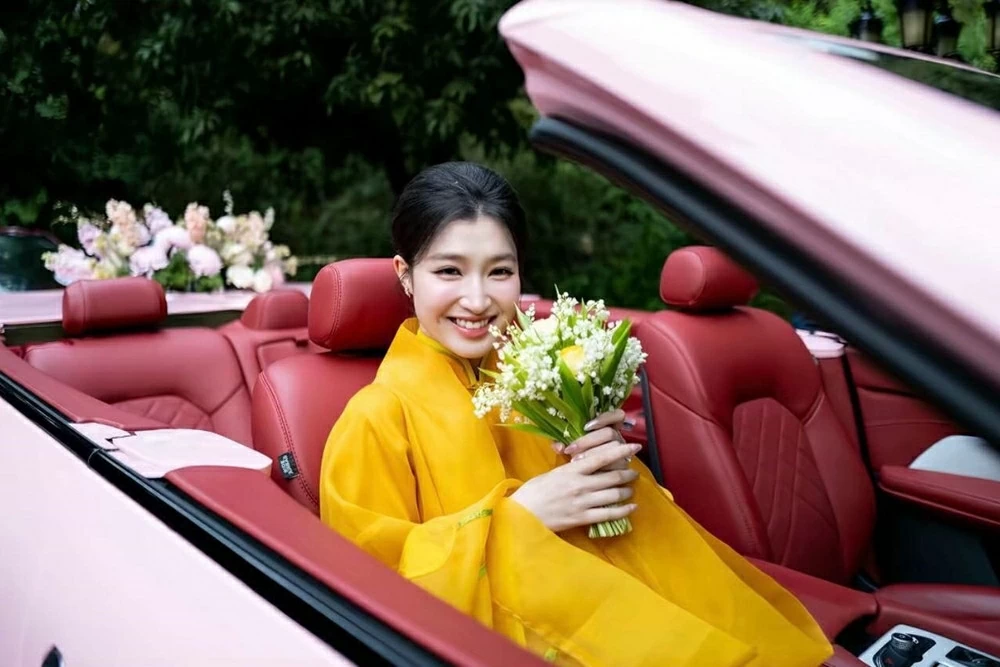 Á hậu Phương Nhi rạng rỡ, hạnh phúc bên chú rể Minh Hoàng