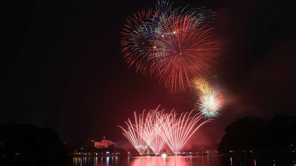 Hà Nội bắn pháo hoa nghệ thuật chào mừng thành công Đại hội XIV