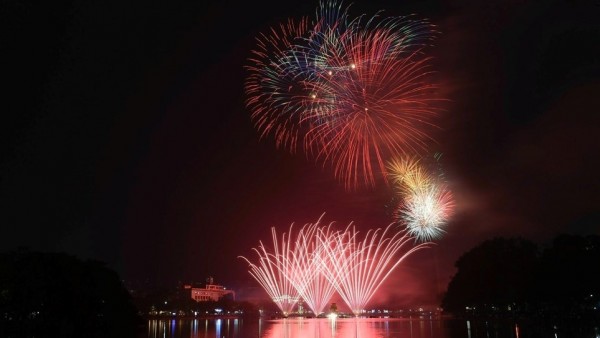 Hà Nội bắn pháo hoa nghệ thuật chào mừng thành công Đại hội XIV