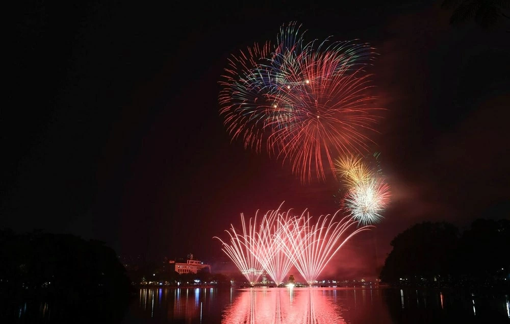 Hà Nội bắn pháo hoa nghệ thuật chào mừng thành công Đại hội XIV