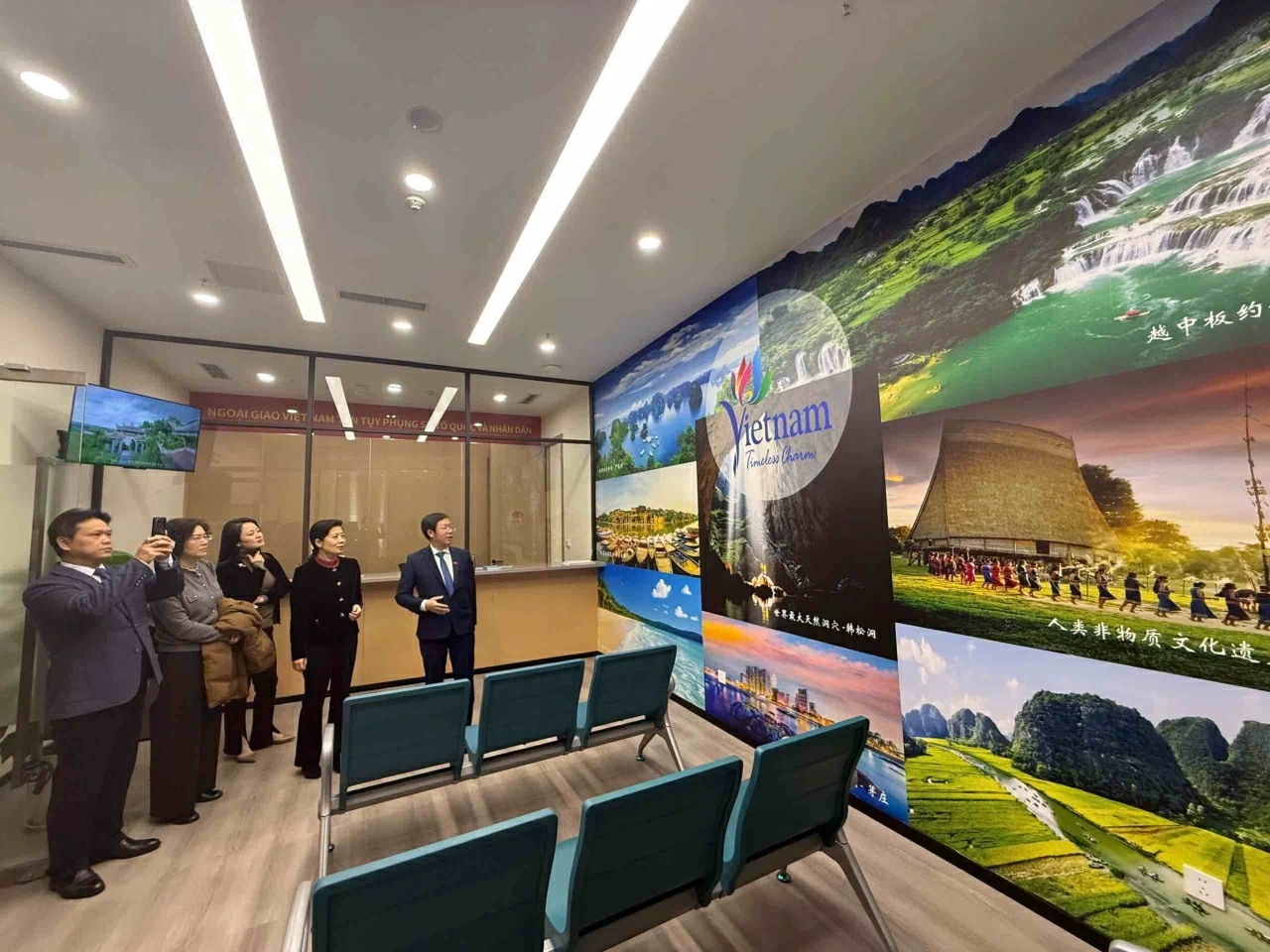 Kỷ niệm 76 năm ngày thiết lập quan hệ ngoại giao Việt Nam-Trung Quốc tại Trùng Khánh Kỷ niệm 76 năm ngày thiết lập quan hệ ngoại giao Việt Nam-Trung Quốc tại Trùng Khánh