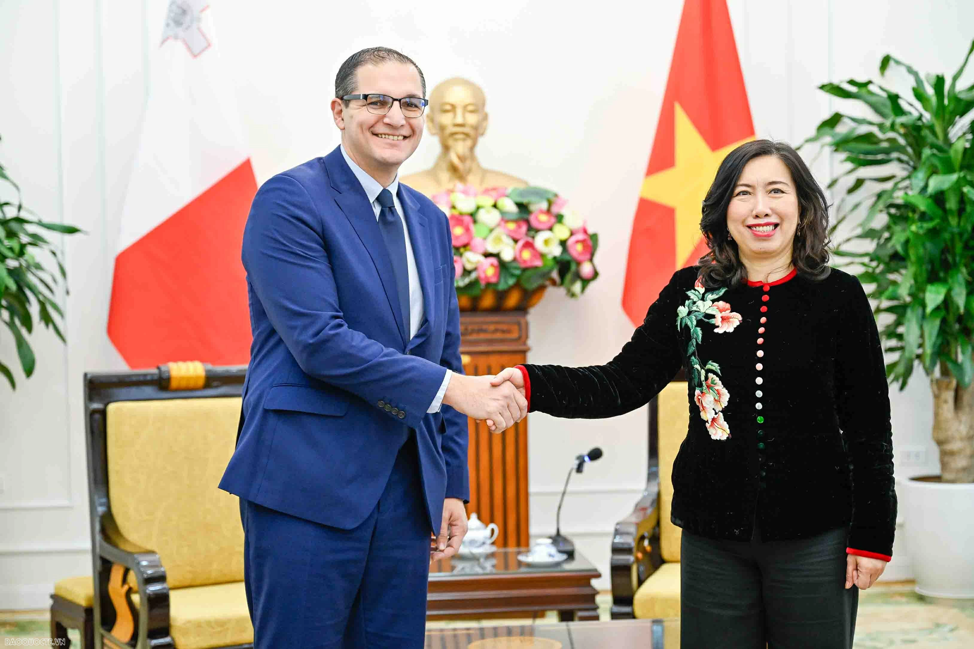 Thứ trưởng Ngoại giao Lê Thị Thu Hằng hội đàm với Thứ trưởng Thường trực Bộ Ngoại giao và Du lịch Malta Christopher Cutajar. (Ảnh: Nguyễn Hồng) Thứ trưởng Ngoại giao Lê Thị Thu Hằng hội đàm với Thứ trưởng Thường trực Bộ Ngoại giao và Du lịch Malta