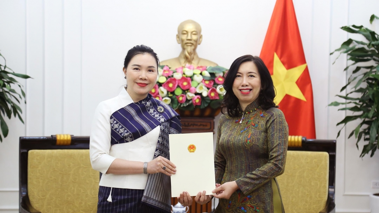 Thứ trưởng Lê Thị Thu Hằng trao Giấy chấp nhận lãnh sự cho tân Tổng Lãnh sự Lào tại Đà Nẵng