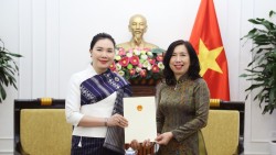Thứ trưởng Lê Thị Thu Hằng trao Giấy chấp nhận lãnh sự cho tân Tổng Lãnh sự Lào tại Đà Nẵng
