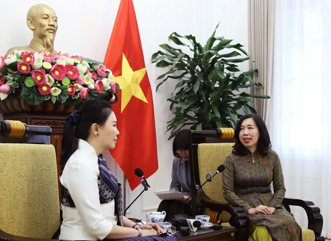 Thứ trưởng Lê Thị Thu Hằng chúc mừng thành công của Đại hội đại biểu toàn quốc lần thứ XII của Đảng Nhân dân cách mạng Lào. (Ảnh: Thành Long)