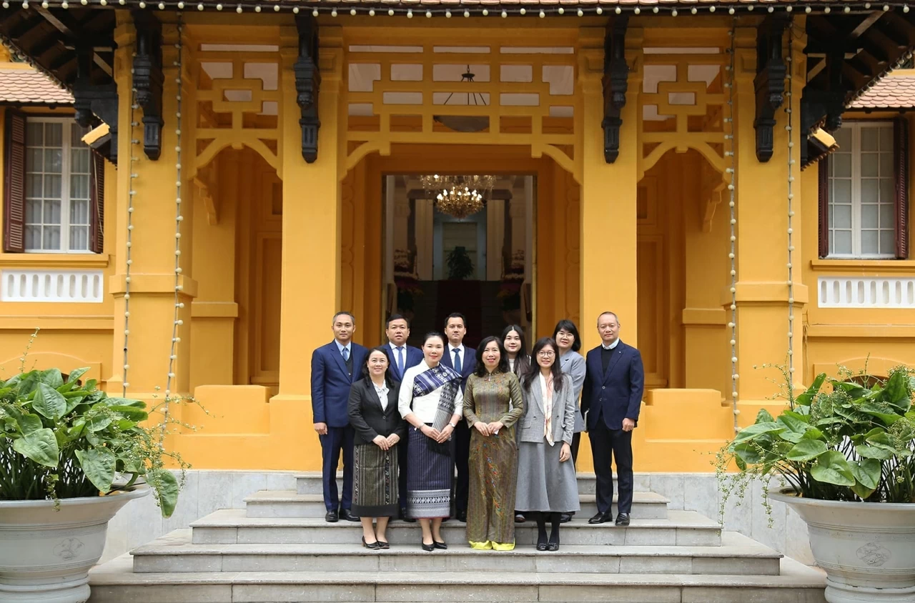 Thứ trưởng Lê Thị Thu Hằng chụp bức ảnh lưu niệm cùng tân Tổng Lãnh sự mới của Cộng hòa Dân chủ Nhân dân Lào tại thành phố Đà Nẵng. 