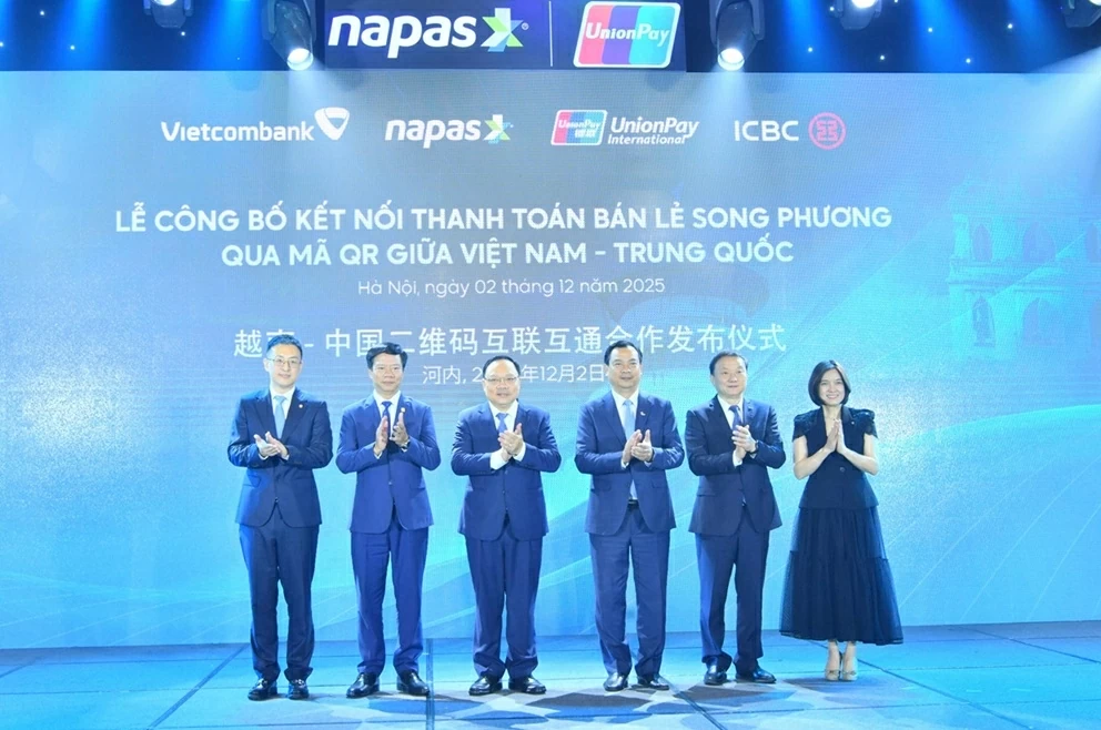 Ngày 02/12/2025, tại Hà Nội, Vietcombank phối hợp với NAPAS, UnionPay International, Ngân hàng Công thương Trung Quốc (ICBC) đã tổ chức Lễ công bố kết nối thanh toán bán lẻ song phương qua mã QR giữa Việt Nam - Trung Quốc. Vietcombank vinh dự được chỉ định làm ngân hàng thanh quyết toán cho các luồng giao dịch song phương - nghĩa là Vietcombank đóng vai trò “nhạc trưởng” đảm bảo tiền từ tài khoản du khách ở nước ngoài được chuyển đổi suôn sẻ sang tài khoản người bán tại Việt Nam.