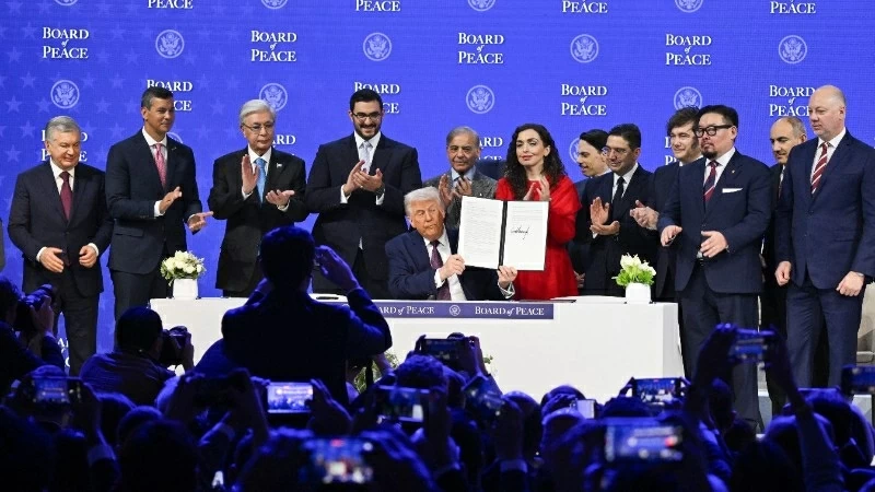 Tổng thống Hoa Kỳ Donald Trump phát biểu tại lễ ký chính thức thành lập Hội đồng Hòa bình về chấm dứt xung đột tại Dải Gaza, ở Davos, Thụy Sĩ, ngày 22/1/2026. (Ảnh: Anadolu Agency/TTXVN)