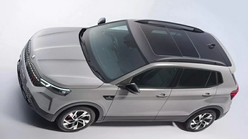 Nh&igrave;n từ b&ecirc;n h&ocirc;ng, th&acirc;n xe gần như kh&ocirc;ng thay đổi, điểm nhấn chủ yếu đến từ bộ m&acirc;m hợp kim với thiết kế mới.