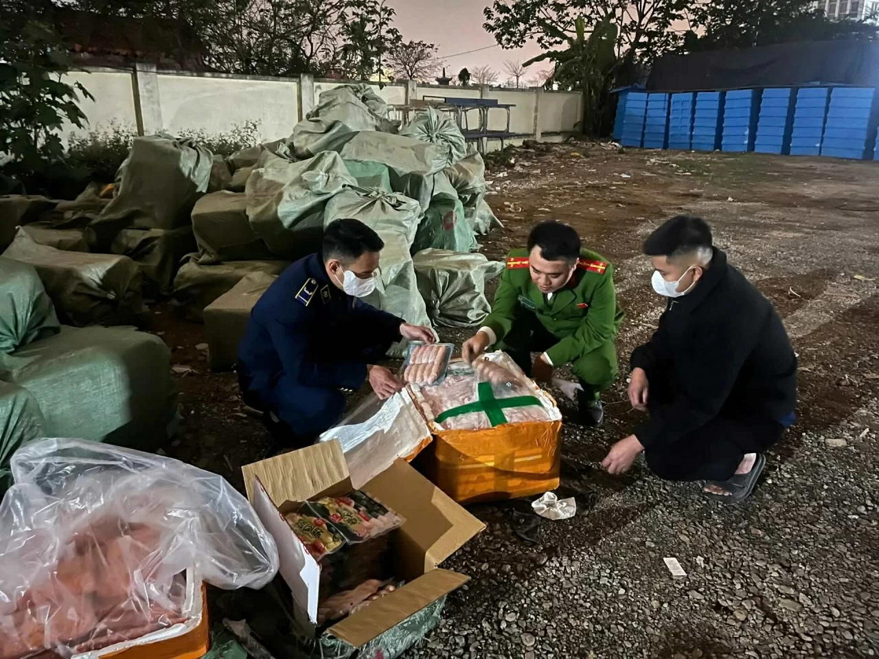 Thu giữ hơn 10 tấn thực phẩm đông lạnh không rõ nguồn gốc tại Hà Nội