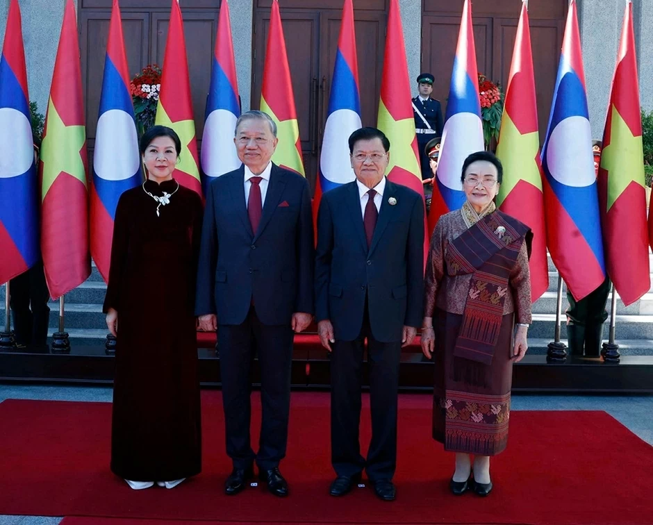 Tổng Bí thư Tô Lâm và phu nhân cùng Tổng Bí thư, Chủ tịch nước Lào Thongloun Sisoulith và phu nhân trong chuyến thăm Lào vào tháng 12/2025. Ảnh: TTXVN