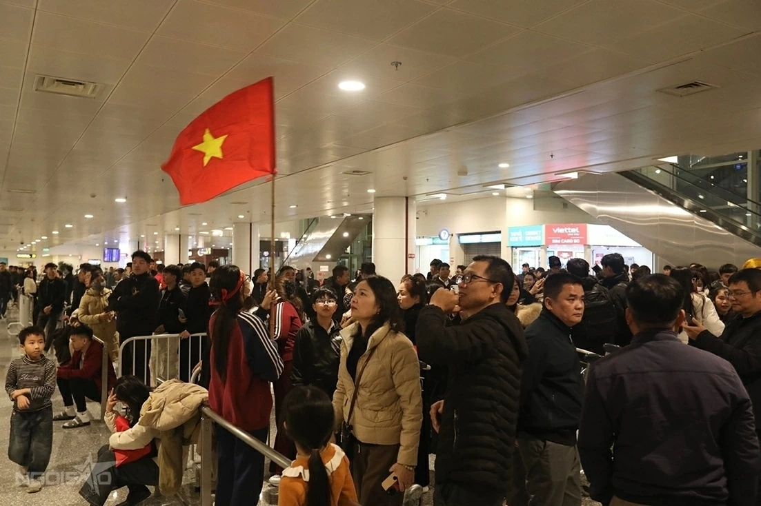 Ngay từ sớm, đông đảo CĐV cùng người thân các cầu thủ U23 Việt Nam đã có mặt, phủ kín các lối ra sân bay Nội Bài. Nhiều cổ động viên bày tỏ niềm tự hào về màn trình diễn của các cầu thủ, đặc biệt ở trận thắng kịch tính U23 Hàn Quốc để giành Huy chương Đồng.