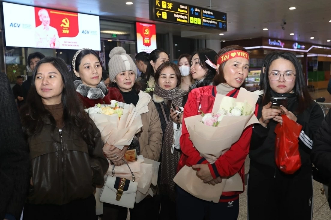 Người ham mộ đón đội tuyển U23 Việt Nam trở về Người ham mộ đón đội tuyển U23 Việt Nam trở về