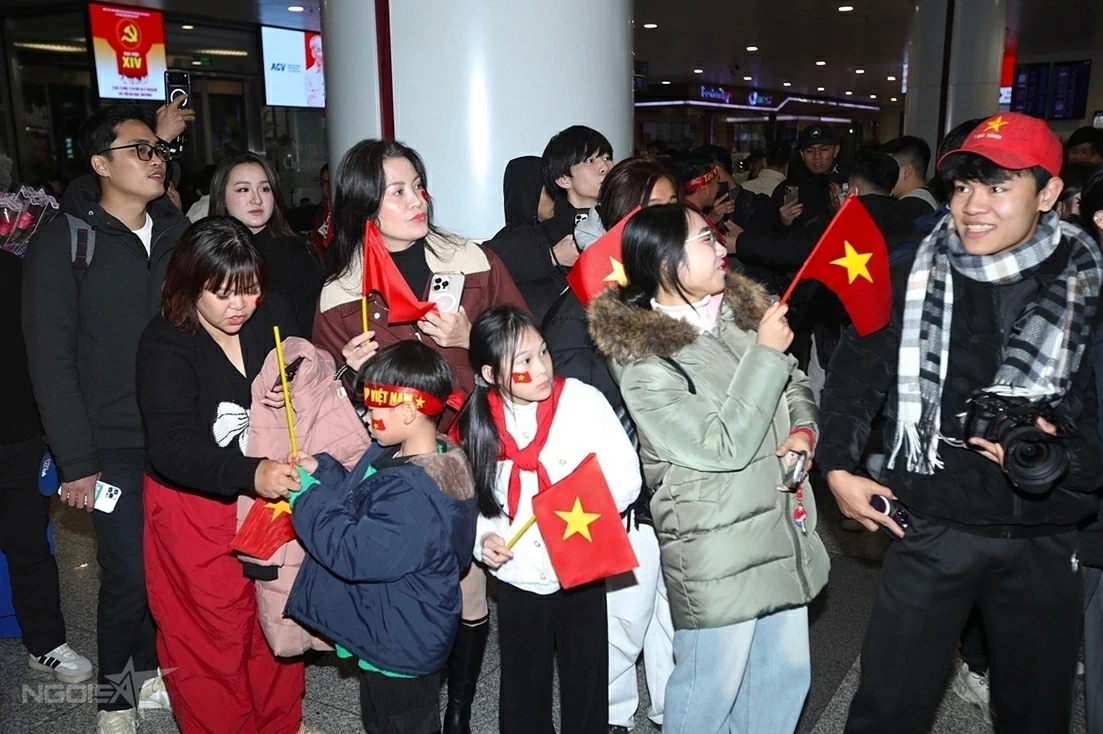 Người ham mộ đón đội tuyển U23 Việt Nam trở về Người ham mộ đón đội tuyển U23 Việt Nam trở về