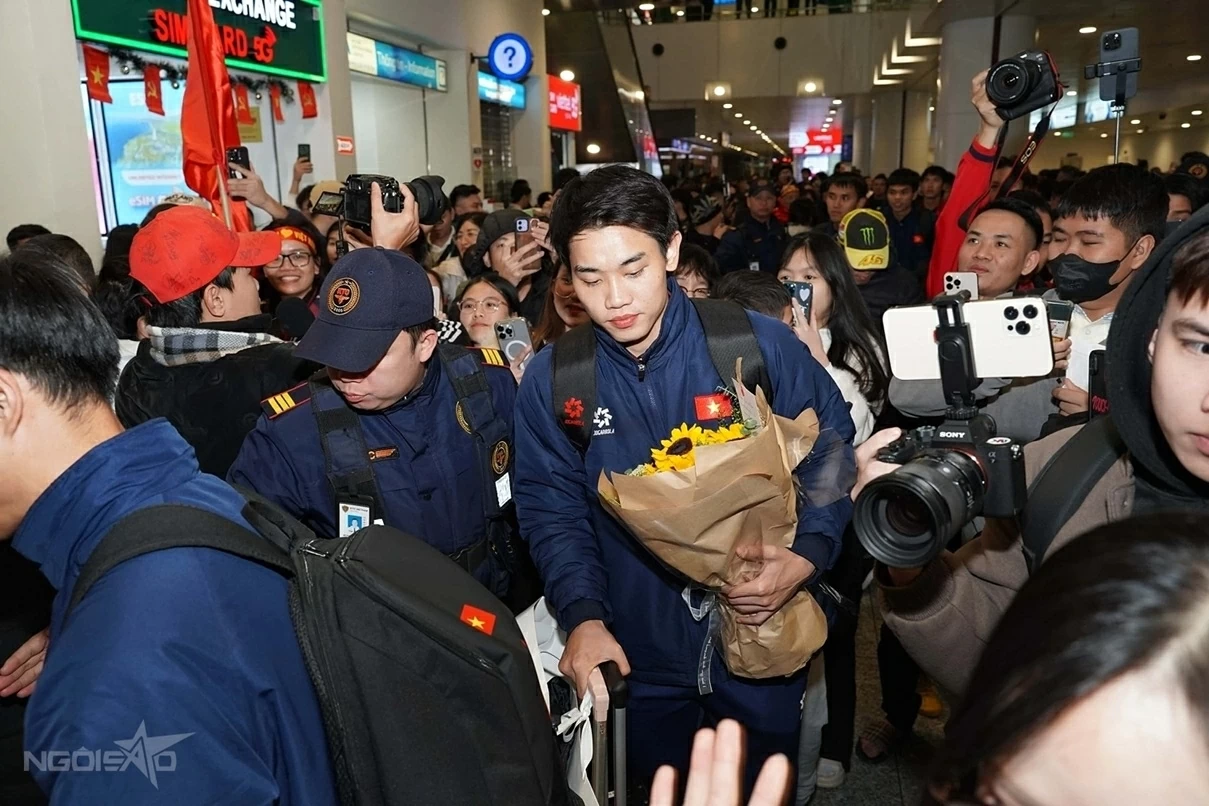 Người hâm mộ đón đội tuyển U23 Việt Nam trở về Người hâm mộ đón đội tuyển U23 Việt Nam trở về