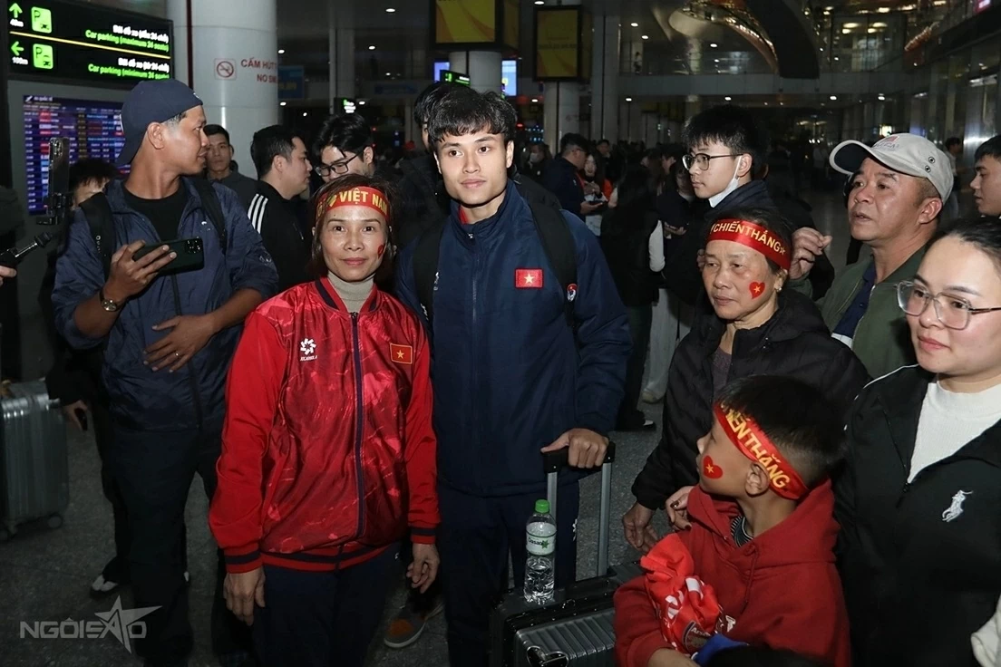 Người hâm mộ đón đội tuyển U23 Việt Nam trở về Người hâm mộ đón đội tuyển U23 Việt Nam trở về