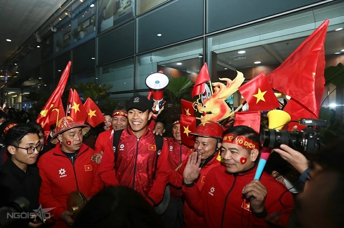 Người hâm mộ đón đội tuyển U23 Việt Nam trở về Người hâm mộ đón đội tuyển U23 Việt Nam trở về