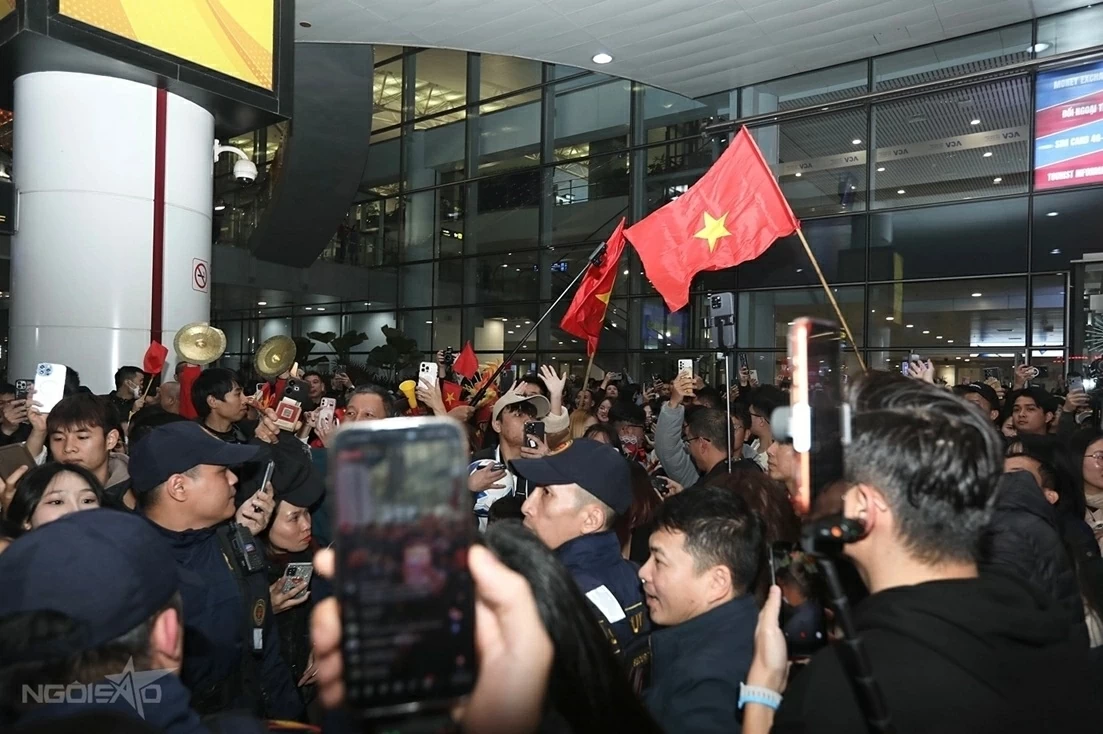 Người hâm mộ đón đội tuyển U23 Việt Nam trở về Người hâm mộ đón đội tuyển U23 Việt Nam trở về