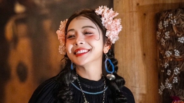 Hoa hậu Jennifer Phạm trang điểm má hồng, hoa cài đầu chụp hình giữa bản làng Sa Pa