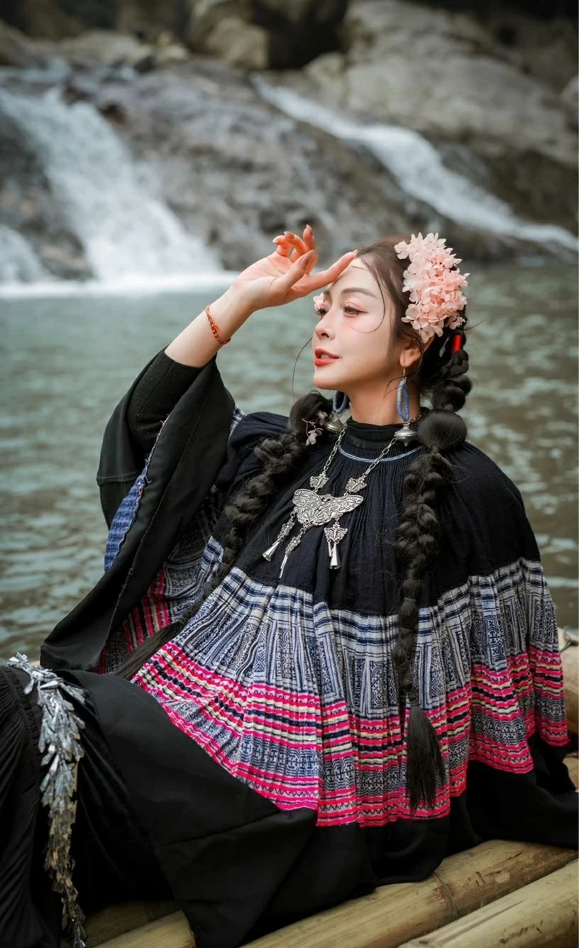 Hoa hậu Jennifer Phạm trang điểm má hồng, hoa cài đầu chụp hình giữa bản làng Sa Pa Hoa hậu Jennifer Phạm trang điểm má hồng, hoa cài đầu chụp hình giữa bản làng Sa Pa