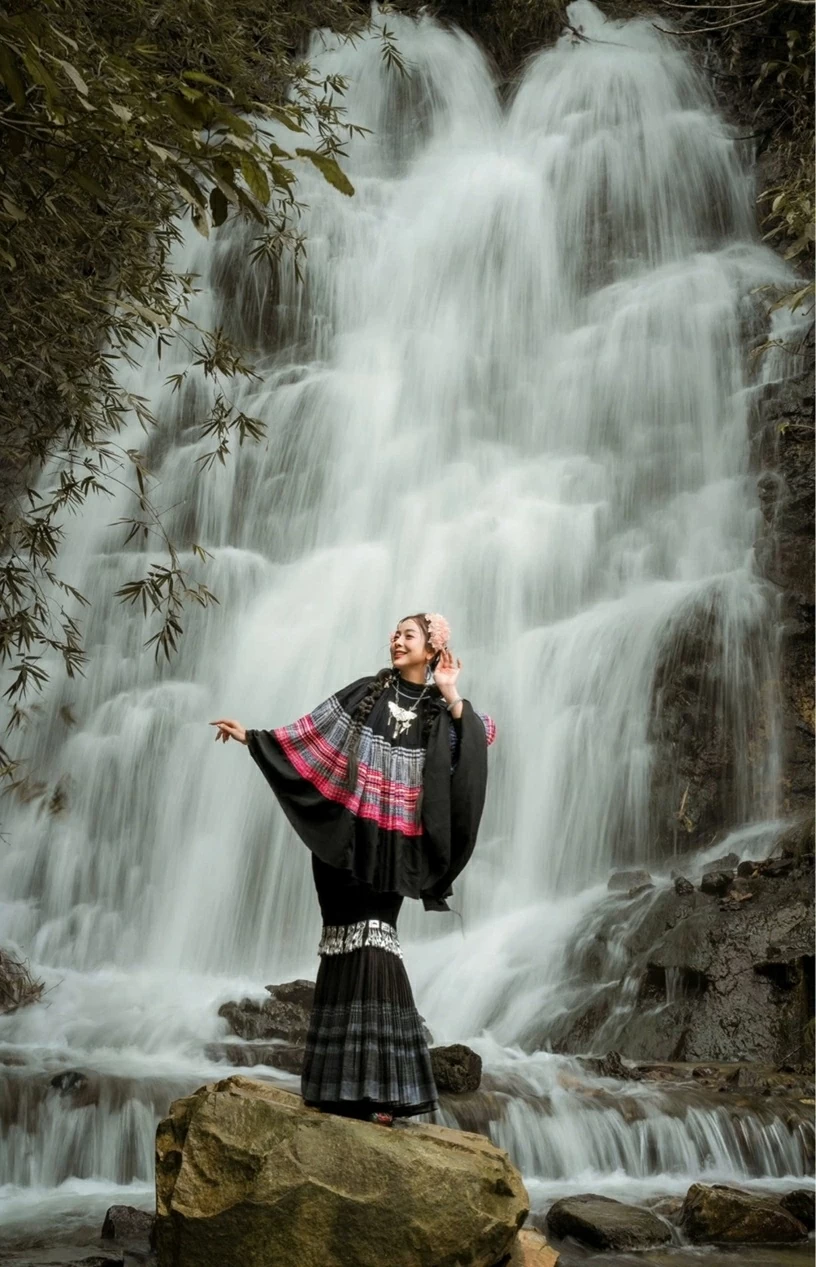 Hoa hậu Jennifer Phạm trang điểm má hồng, hoa cài đầu chụp hình giữa bản làng Sa Pa Hoa hậu Jennifer Phạm trang điểm má hồng, hoa cài đầu chụp hình giữa bản làng Sa Pa