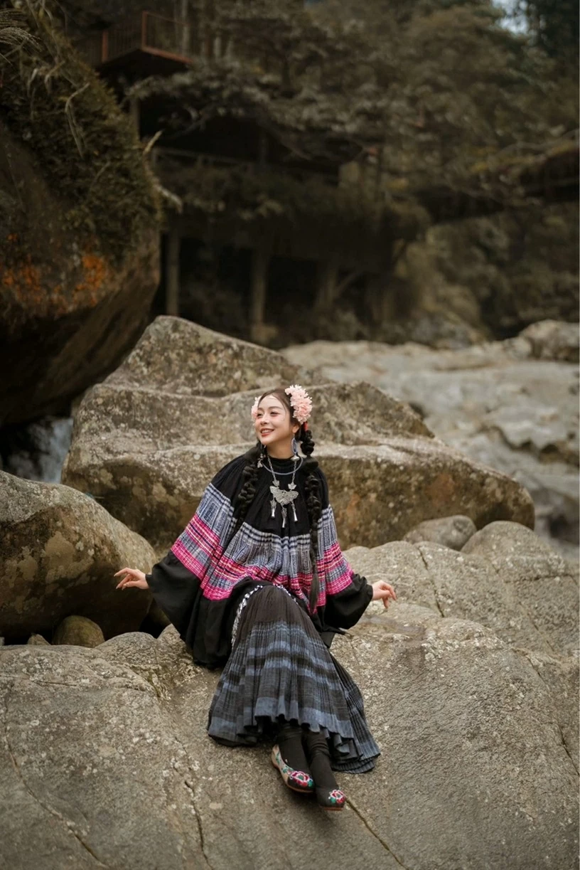 Hoa hậu Jennifer Phạm trang điểm má hồng, hoa cài đầu chụp hình giữa bản làng Sa Pa Hoa hậu Jennifer Phạm trang điểm má hồng, hoa cài đầu chụp hình giữa bản làng Sa Pa