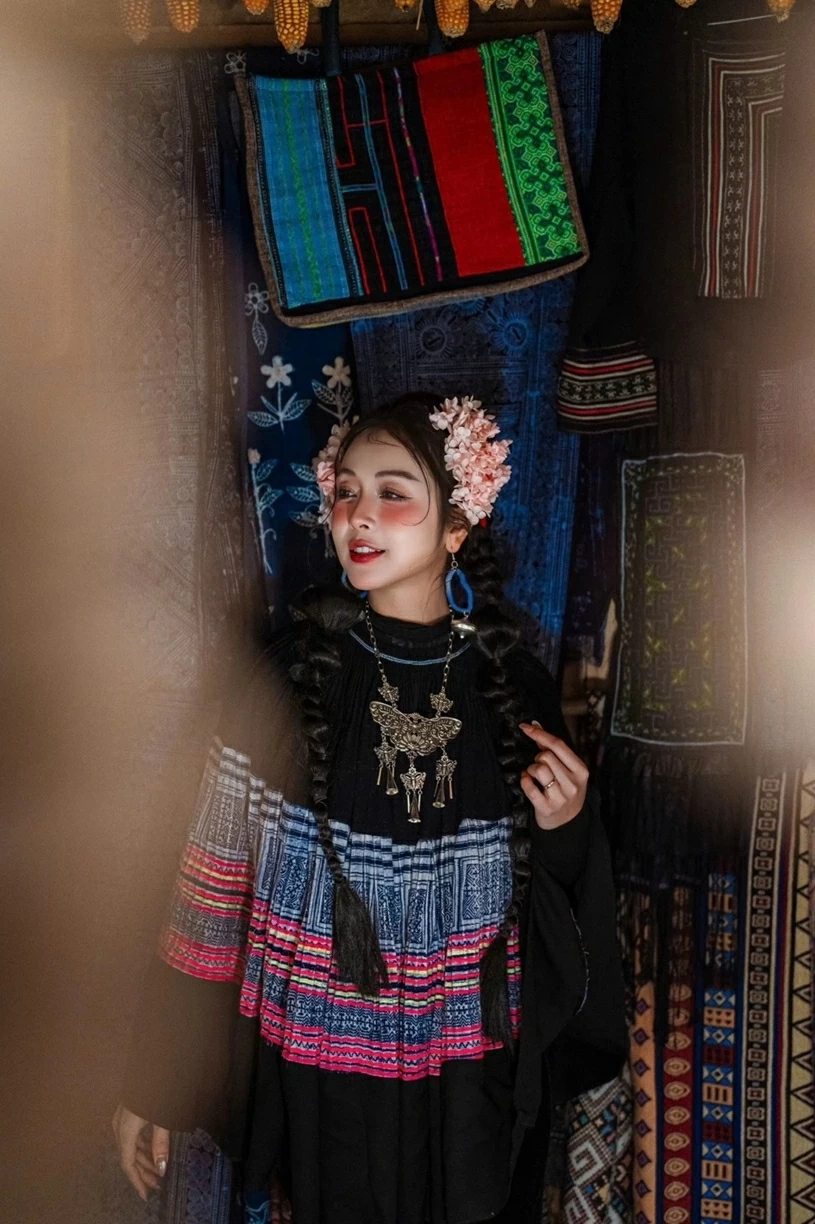 Hoa hậu Jennifer Phạm trang điểm má hồng, hoa cài đầu chụp hình giữa bản làng Sa Pa Hoa hậu Jennifer Phạm trang điểm má hồng, hoa cài đầu chụp hình giữa bản làng Sa Pa