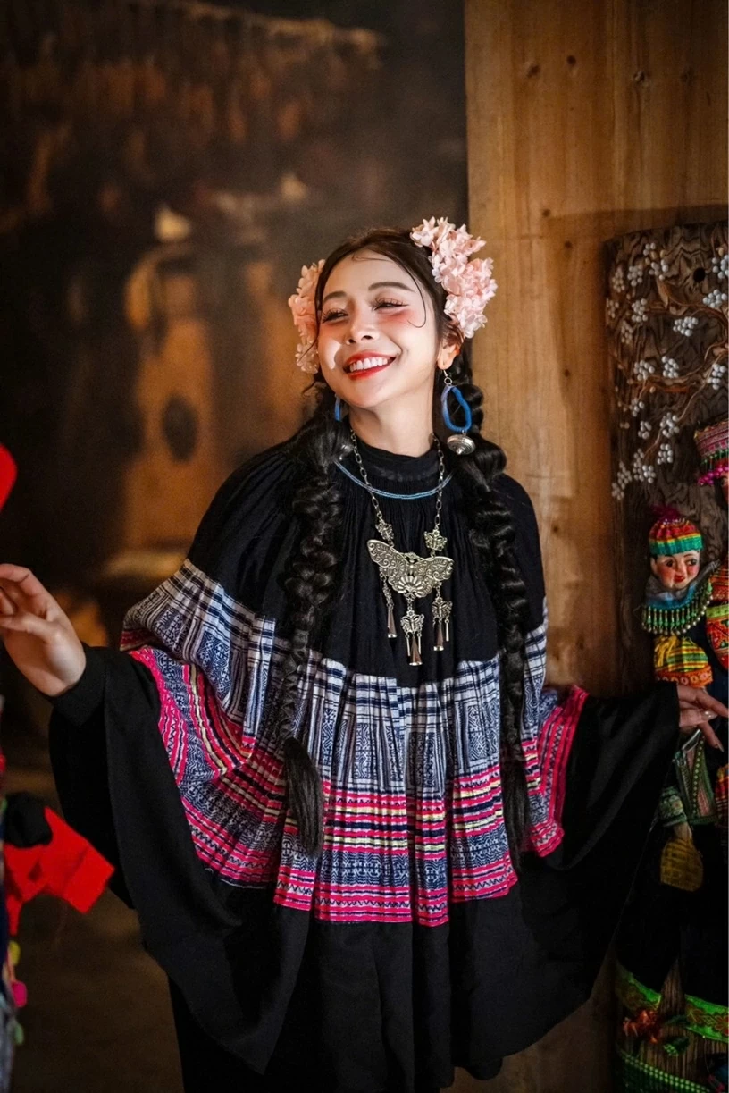 Hoa hậu Jennifer Phạm trang điểm má hồng, hoa cài đầu chụp hình giữa bản làng Sa Pa Hoa hậu Jennifer Phạm trang điểm má hồng, hoa cài đầu chụp hình giữa bản làng Sa Pa