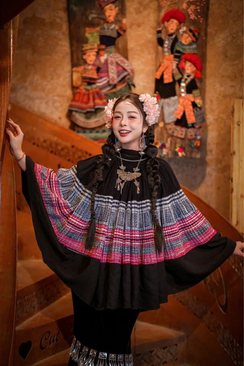 Hoa hậu Jennifer Phạm trang điểm má hồng, hoa cài đầu chụp hình giữa bản làng Sa Pa Hoa hậu Jennifer Phạm trang điểm má hồng, hoa cài đầu chụp hình giữa bản làng Sa Pa