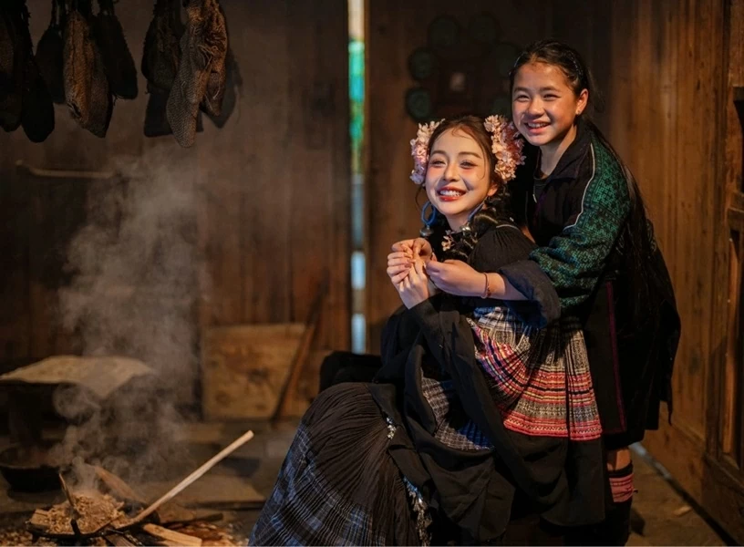 Hoa hậu Jennifer Phạm trang điểm má hồng, hoa cài đầu chụp hình giữa bản làng Sa Pa