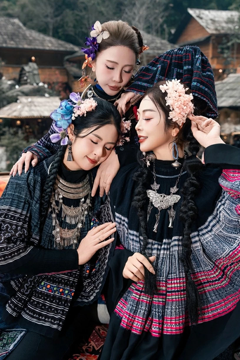 Hoa hậu Jennifer Phạm trang điểm má hồng, hoa cài đầu chụp hình giữa bản làng Sa Pa