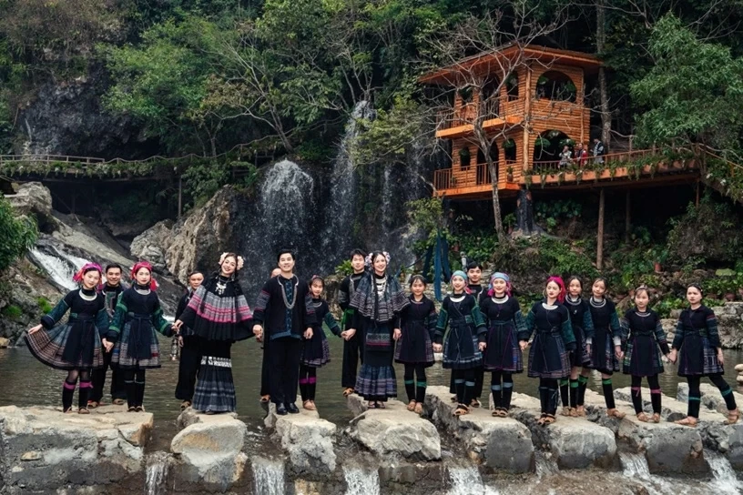 Hoa hậu Jennifer Phạm trang điểm má hồng, hoa cài đầu chụp hình giữa bản làng Sa Pa Hoa hậu Jennifer Phạm trang điểm má hồng, hoa cài đầu chụp hình giữa bản làng Sa Pa