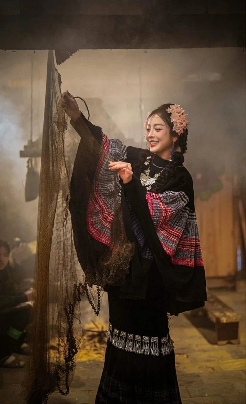 Hoa hậu Jennifer Phạm trang điểm má hồng, hoa cài đầu chụp hình giữa bản làng Sa Pa Hoa hậu Jennifer Phạm trang điểm má hồng, hoa cài đầu chụp hình giữa bản làng Sa Pa