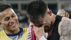 Xin được áo Messi, tiền đạo người Argentina khóc rưng rức