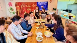 Lớp dạy nấu ăn truyền thống gắn kết cộng đồng người Việt tại Osaka